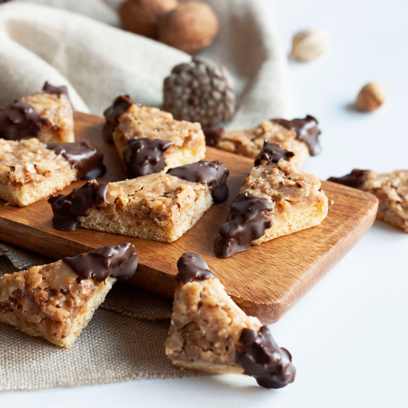 🎁 Tag 15 im Keksadvent: Nussecken

Eine meiner absoluten Lieblingskekssorten, die zur Weihnachtszeit nicht fehlen darf!

Für den Teig verknetest du folgende Zutaten und stellst den Teig 30 Minuten kalt:
50 gr Butter
50 gr Zucker
150 gr Mehl
1 Ei
1 TL Backpulver

Für den Belag erhitzt du 100 gr Butter und 90 gr Zucker, gibst 1 Pkg Vanillezucker, 2 EL Sahne und dann 100 gr gemahlene und 100 gr gehackte Nüsse dazu. 

Den Teig rollst du rechteckig aus, stichst ihn mit der Gabel mehrfach ein und bestreichst ihn mit Marillenmarmelade. Nussmasse auf den Teig geben und bei 175 Grad Umluft für etwa 25 Minuten backen. Sofort nach dem Backen in Dreiecke schneiden und abgekühlt mit Schokolade verzieren. 

#nussecken #nusskekse #nussliebe #nüsse #weihnachtskekse #mitliebebacken #backenmachtglücklich #advent23 #advent #schokoladenliebe #keksliebe #kekseessen #kekszeit #kekse #plätzchen #weihnachtskekse #weihnachtszeit #weihnachtsstimmung #weihnachtsbäckerei #weihnachtsgeschenke #selbstgebacken #austrianfoodblogger #austrianfoodblog