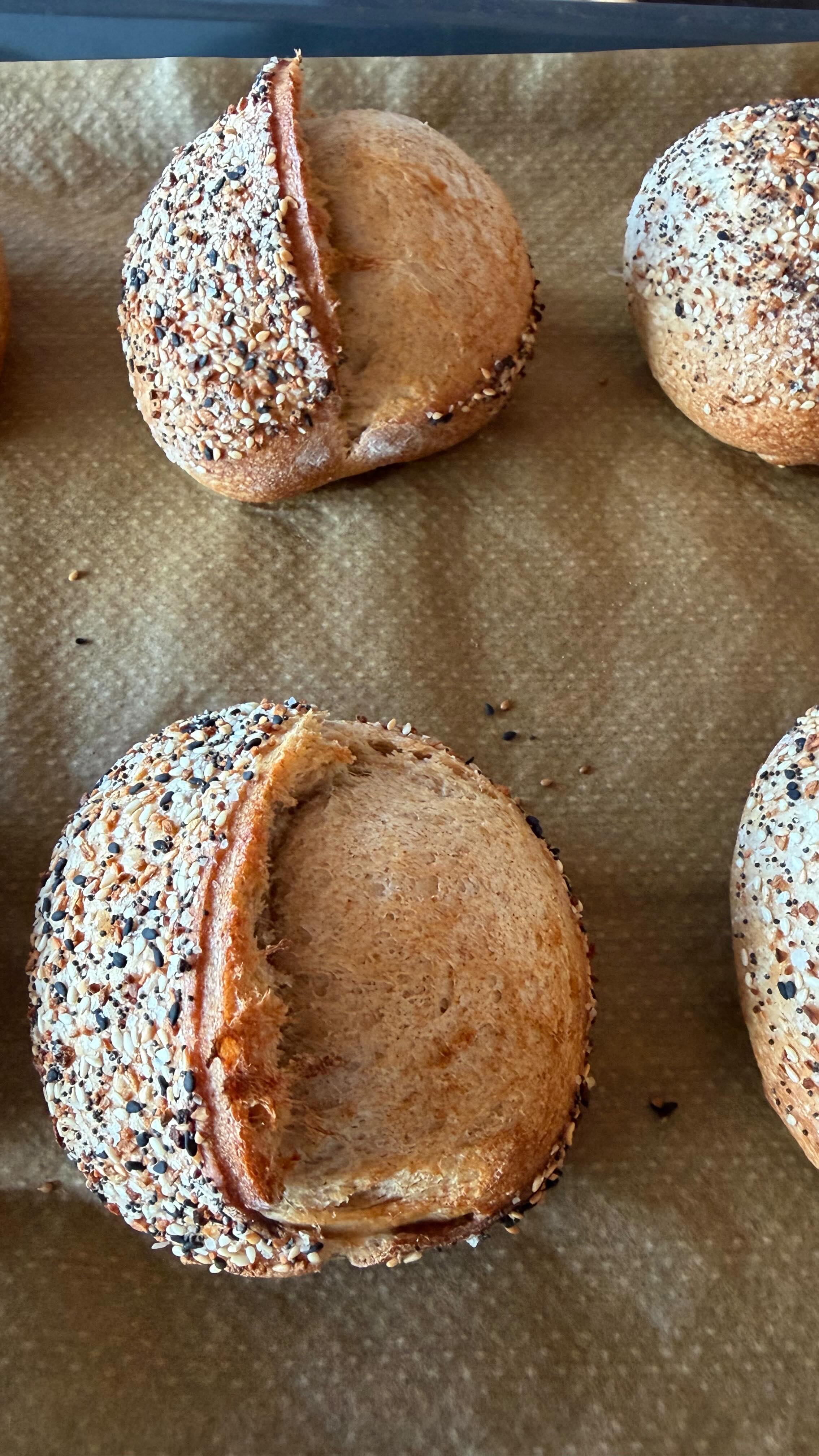 Zur Zeit habe ich einen richtig guten Lauf wenn es um Sauerteig geht. So sind heute aus meinem Sauerteig kleine Brötchen geworden. Die habe ich vor dem Backen leicht angefeuchtet und in einer Sesam-Mohnmischung gewälzt.  Hat richtig gut funktioniert.

Genau das mag ich am meisten am Brotbacken:
mit wenig Zutaten und etwas Zeit entsteht etwas richtig Gutes.

#sauerteig #sauerteigbrötchen #brotbacken #selberbacken #einfachbacken