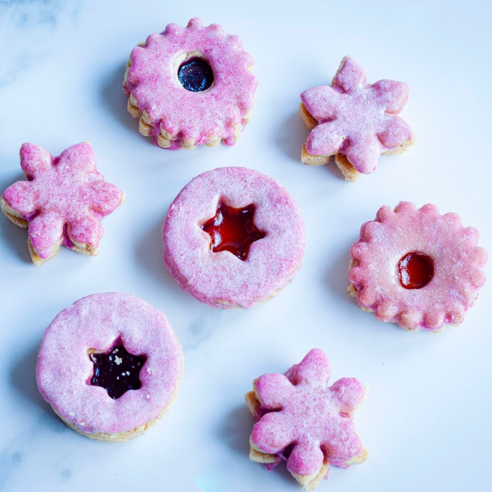 🎅 Tag 14 im Keksadvent: Punschkekse

Für den Keksteig brauchst du:
200 gr Butter
100 gr Puderzucker
1 Prise Salz
1/2 Vanilleschote und 300 gr Mehl

Daraus stellst du einen Mürbeteig her und lässt ihn für etwa eine Stunde im Kühlschrank ruhen. Den Teig rollst du aus und stichst die gewünschte Keksform aus. Die Kekse bäckst du bei 175 Grad für 10 bis 14 Minuten ⏰

Bestreiche die Kekse mit Marmelade, gib einen zweiten Keks darauf und glasiere sie mit einer Mischung aus 1 Eiweiß, 3 Schnapsgläser Rum, 2 TL Zitronensaft und 200 gr Puderzucker.

🥂

#punschkekse #punsch #rumkekse #mürbeteig #mürbeteigkekse #keksliebe #weihnachtskekse #plätzchenzeit #kekszeit #selbstgebacken #backenfürfreunde #austrianfoodblogger #austrianfoodblog #foodfotografie #keksadvent #adventszeit #leckerschmecker #schnellerezepte #hobbybäckerin #ausmeinerküche #backenmachtspass #einfachbacken