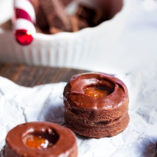 🍪 Tag 13 im Keksadvent: Sacherkekse 🍫
Knuspriger Mürbeteig, fruchtige Marillenmarmelade und eine leckere Schokoglasur: Das beste der Sachertorte in einem Keks vereint.
Für den Teig verknetest du 300 gr Mehl, 1 Ei, 110 gr Zucker, 220 gr Butter, 1 EL Milch, 3 EL Backkakao, 1 Prise Salz. Den Teig lässt du im Kühlschrank für etwa 30 Minuten ruhen.
Aus dem Teig Kreise ausstechen und in die Hälfte der Kekse zusätzlich mittig ein kleines Loch stechen. Bei 170 Grad Umluft für ca. 10 Minuten backen und auskühlen lassen.
Die Kekse mit Loch in geschmolzene Kuvertüre tunken und trocknen lassen.
Die restlichen Kekse mit Marillenmarmelade bestreichen und mit den Deckeln belegen 🍫🍑
Probier es aus und teile deine Kreationen mit mir!
#sacherkekse #sacher #schokoladenkekse #schokokekse #schokolade #schokoholic #schokoladenliebe #weihnachtsplätzchen #keksadvent #weihnachtsgebäck #Backen #Plätzchenliebe #Genussmoment #Keksrezept #Backfreude #Leckerschmecker #Foodie #Weihnachtsbäckerei #Rezeptideen #Süßes #Mürbeteig #Backkunst #Naschkatze #Backliebe #Rezepttipp #Kekszeit #Backofenliebe #austrianfoodblogger #austrianfoodblog #Keksliebe