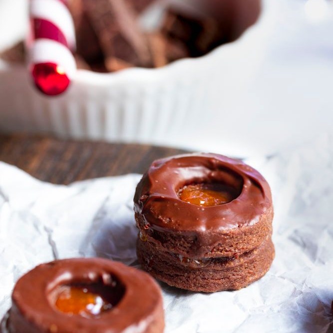 🍪 Tag 13 im Keksadvent: Sacherkekse 🍫

Knuspriger Mürbeteig, fruchtige Marillenmarmelade und eine leckere Schokoglasur: Das beste der Sachertorte in einem Keks vereint. 

Für den Teig verknetest du 300 gr Mehl, 1 Ei, 110 gr Zucker, 220 gr Butter, 1 EL Milch, 3 EL Backkakao, 1 Prise Salz. Den Teig lässt du im Kühlschrank für etwa 30 Minuten ruhen.

Aus dem Teig Kreise ausstechen und in die Hälfte der Kekse zusätzlich mittig ein kleines Loch stechen. Bei 170 Grad Umluft für ca. 10 Minuten backen und  auskühlen lassen.

Die Kekse mit Loch in geschmolzene Kuvertüre tunken und trocknen lassen.
Die restlichen Kekse mit Marillenmarmelade bestreichen und mit den Deckeln belegen 🍫🍑

Probier es aus und teile deine Kreationen mit mir!

#sacherkekse #sacher #schokoladenkekse #schokokekse #schokolade #schokoholic #schokoladenliebe #weihnachtsplätzchen #keksadvent #weihnachtsgebäck #Backen #Plätzchenliebe #Genussmoment #Keksrezept #Backfreude #Leckerschmecker #Foodie #Weihnachtsbäckerei #Rezeptideen #Süßes #Mürbeteig #Backkunst #Naschkatze #Backliebe #Rezepttipp #Kekszeit #Backofenliebe #austrianfoodblogger #austrianfoodblog #Keksliebe