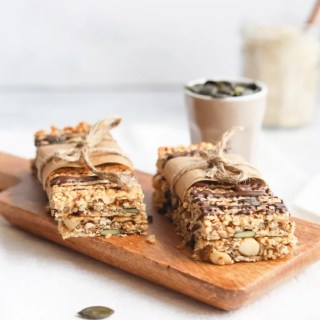 Wie wärs mit gesunden selbst gemachten Müsliriegeln ☺️
Sie sind nicht nur sehr viel günstiger als gekaufte Riegel, sondern auch um einiges gesünder 💰 Außerdem kannst du sie mit deinen Lieblingszutaten zubereiten.
ZUTATEN
2 sehr reife Bananen
250 gr Haferflocken
25 gr gepuffter Quinoa oder Amaranth (alternativ mehr Haferflocken)
100 gr grob gehackte Nüsse (zb Mandeln, Walnüsse, Erdnüsse)
50 gr Nussmus (zb Mandelmus, Erdnussmus oder Cashewmus)
40 gr Kürbiskerne
2 EL Leinsamen (optional)
70 gr Ahornsirup
5 EL flüssiges Kokosöl
1 Prise Salz
Zimt
Schokolade zum Verzieren
Schon mal probiert?
#gesunderezepte #gesundesnacks #gesunderezepteteam #einfacherezepte #einfachbacken #einfachlecker #leckerschmecker #gesundundlecker #austrianfoodblogger #rezeptidee #snackideen #snackideenfürkinder #haferflockenliebe #müsliriegel #müsliriegelselbstgemacht #riegel #foodblogger #thefeedfeedbaking