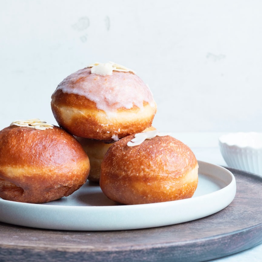 Woran erkennt man richtig gute Faschingskrapfen? 🍩
Wenn sie frisch gebacken sind, außen goldbraun aber innen noch weich 🥰 Dann sind sie meistens viel zu schnell aufgegessen.
Wenn du sie dieses Jahr selbst machen willst findest du das Rezept auf meinem Blog ✨

#faschingskrapfen #krapfen #selberbacken #backrezept #einfachbacken