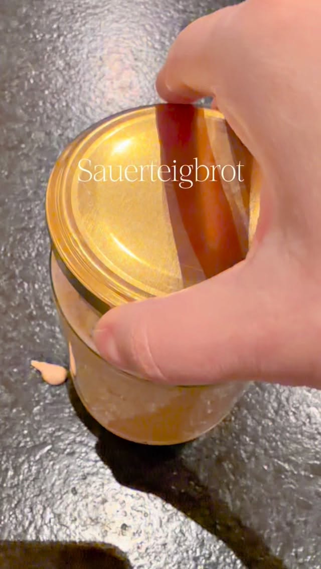 Die Kruste von diesem Brot ist einfach perfekt 🤎

Außen kräftig gebacken, innen weich, genau so stelle ich mir ein gutes Sauerteigbrot vor. 
Geduld, Zeit und nur wenige Zutaten.

Wenn du auch gerne selber Brot backst, speicher dir das Reel für später.

#sauerteigbrot #sauerteig #brotbacken #selberbacken #einfachbacken