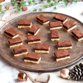 🎅 Tag 12 im Keksadvent: Kaffeekekse
Für den Teig brauchst du:
- 150 gr Mehl
- 1 TL Backpulver
- 70 gr Zucker
- 1 Pkg Vanillezucker
- 1 Prise Salz
- 1 Ei
- 50 gr Butter
Du brauchst für den Belag:
- 80 gr Butter
- 80 gr Zucker
- 4 Eigelb
- 2 FL Rumessenz
- 130 gr Schokolade
- 2 EL Löskaffee gehäuft
- 1 EL Wasser warm
- Marillenmarmelade
Alle Zutaten zu einem Teig verkneten, in Folie einwickeln und 30 Minuten im Kühlschrank rasten lassen. Den Teig etwas dünner als fingerdick zu einem Rechteck ausrollen und 10 Minuten bei 150 Grad backen ⏰
Butter mit Schokolade schmelzen und abkühlen lassen, Eigelb cremig schlagen, langsam den Zucker unterrühren und einige Minuten zu einer sehr cremigen Masse aufschlagen. Das Kaffeepulver im Wasser auflösen und unter die Eimasse rühren. Zuletzt die Schokolade und die Rumessenz unterrühren.
Den Teig aus dem Ofen holen, mit Marillenmarmelade bestreichen und anschließend die Kaffeemasse darauf verteilen und ebenmäßig verstreichen. Die Kaffeeschnitten weitere 20 Minuten bei 140 Grad fertig backen. Abkühlen lassen und anschließend in rechteckige Stücke schneiden 🎅
#kaffeekekse #kaffeeliebe #rezeptidee #weihnachtsplätzchen #keksevomblech #kekszeit #backzeit #backenistmeinyoga #esweihnachtetsehr #weihnachten #adventszeit #keksadvent #einfachekekse #schnellerezepte #austrianfoodblogger #austrianfoodblog #keksliebe #einfachbacken #backenmitliebe #backenfürdiefamilie #backenmitkindern