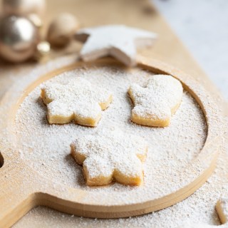 Gewinnspiel 🎁 | Tag 17 im Keks-Advent 🎅
Heute gibt es ein tolles Gewinnspiel: Zu gewinnen gibt es drei Pakete mit Köstlichkeiten der @erlebnissennereizillertal 🧀🥛🐮
So machst du mit:
🎄 Folge @comecookwitheli und @erlebnissennereizillertal auf Instagram
🎄 Like diesen Beitrag
🎄 Lass einen Kommentar da und verlinke eine Person mit der du am liebsten Kekse bäckst
🎄 Extra-Punkte gibt es, wenn du diesen Beitrag in deiner Story teilst
Die drei Gewinnerinnen oder Gewinner werden am 19.12.2023 benachrichtigt. Dieses Gewinnspiel wird nicht von Instagram oder Facebook gesponsert, unterstützt oder organisiert. Mit deiner Teilnahme bestätigst du, dass du 18 Jahre oder älter bist. Der Versand des Gewinns ist nur in Österreich und Deutschland möglich.
Das Rezept für die Honig Mürbeteigkekse findest du auf https://comecookwitheli.com/muerbeteig-ohne-ei/
- - - - - - - -
(Werbung)
#gewinnspiel #mürbeteig #mürbteig #mürbeteigkekse #honigplätzchen #honigkekse #weihnachtskekse #weihnachtsplätzchen #plätzchenbacken #plätzchenrezept #linzerauge #linzerplätzchen #hildabrötchen #keksrezept #weihnachten23 #austrianfoodblogger #austrianfoodblog #bonnemaman #weihnachtszeit #backenmachtglücklich #hobbybäckerin #weihnachtsbäckerei #inderweihnachtsbäckerei