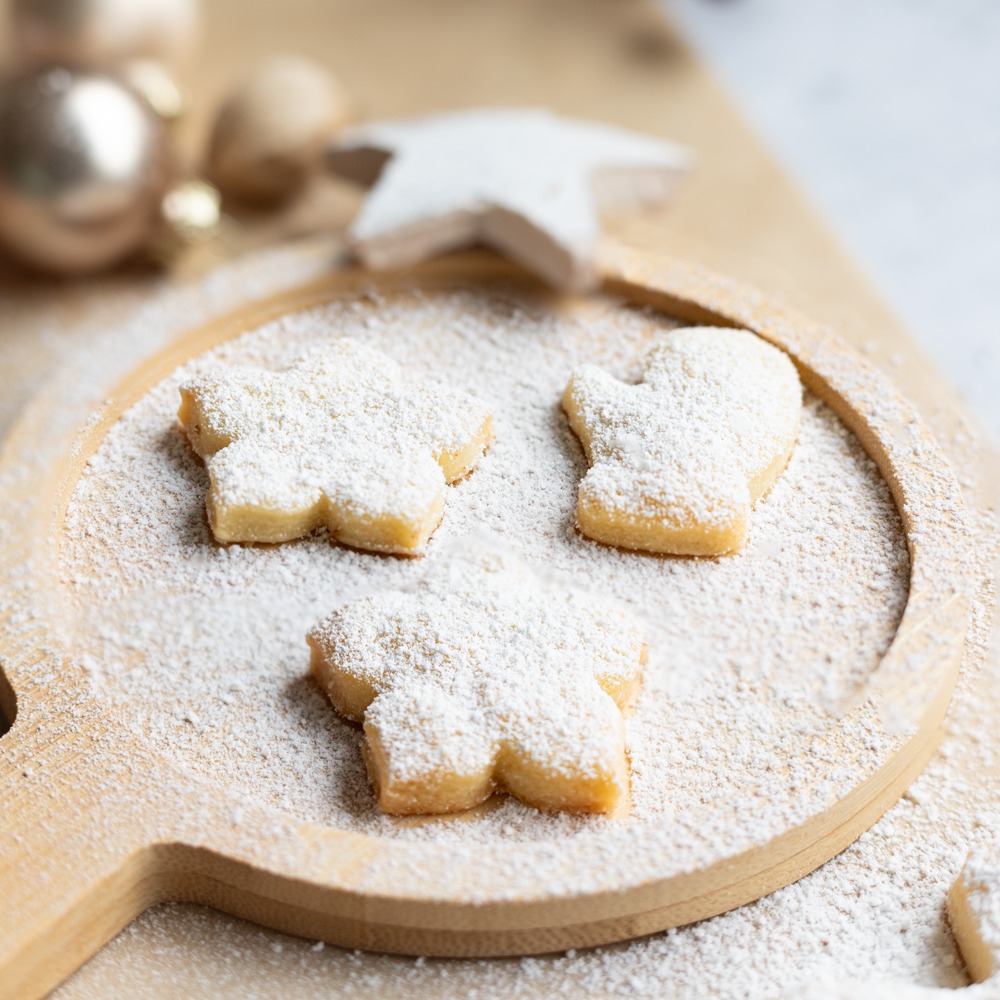 Gewinnspiel 🎁 | Tag 17 im Keks-Advent 🎅
Heute gibt es ein tolles Gewinnspiel: Zu gewinnen gibt es drei Pakete mit Köstlichkeiten der @erlebnissennereizillertal 🧀🥛🐮

So machst du mit:
🎄 Folge @comecookwitheli und @erlebnissennereizillertal auf Instagram
🎄 Like diesen Beitrag
🎄 Lass einen Kommentar da und verlinke eine Person mit der du am liebsten Kekse bäckst 
🎄 Extra-Punkte gibt es, wenn du diesen Beitrag in deiner Story teilst ⁠
⁠⁠
Die drei Gewinnerinnen oder Gewinner werden am 19.12.2023 benachrichtigt. Dieses Gewinnspiel wird nicht von Instagram oder Facebook gesponsert, unterstützt oder organisiert. Mit deiner Teilnahme bestätigst du, dass du 18 Jahre oder älter bist. Der Versand des Gewinns ist nur in Österreich und Deutschland möglich. ⁠

Das Rezept für die Honig Mürbeteigkekse findest du auf https://comecookwitheli.com/muerbeteig-ohne-ei/

- - - - - - - - 
(Werbung)

#gewinnspiel #mürbeteig #mürbteig #mürbeteigkekse #honigplätzchen #honigkekse  #weihnachtskekse #weihnachtsplätzchen #plätzchenbacken #plätzchenrezept #linzerauge #linzerplätzchen #hildabrötchen #keksrezept #weihnachten23 #austrianfoodblogger #austrianfoodblog #bonnemaman #weihnachtszeit #backenmachtglücklich #hobbybäckerin #weihnachtsbäckerei #inderweihnachtsbäckerei